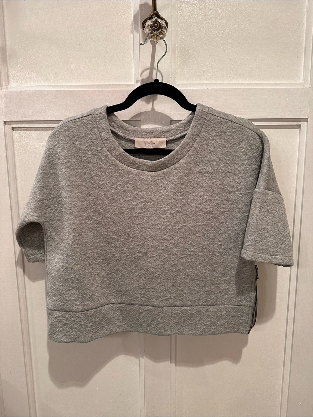 LOFT Quilted Short Sleeve Sweatshirt - Light Gray Cropped with side zipper